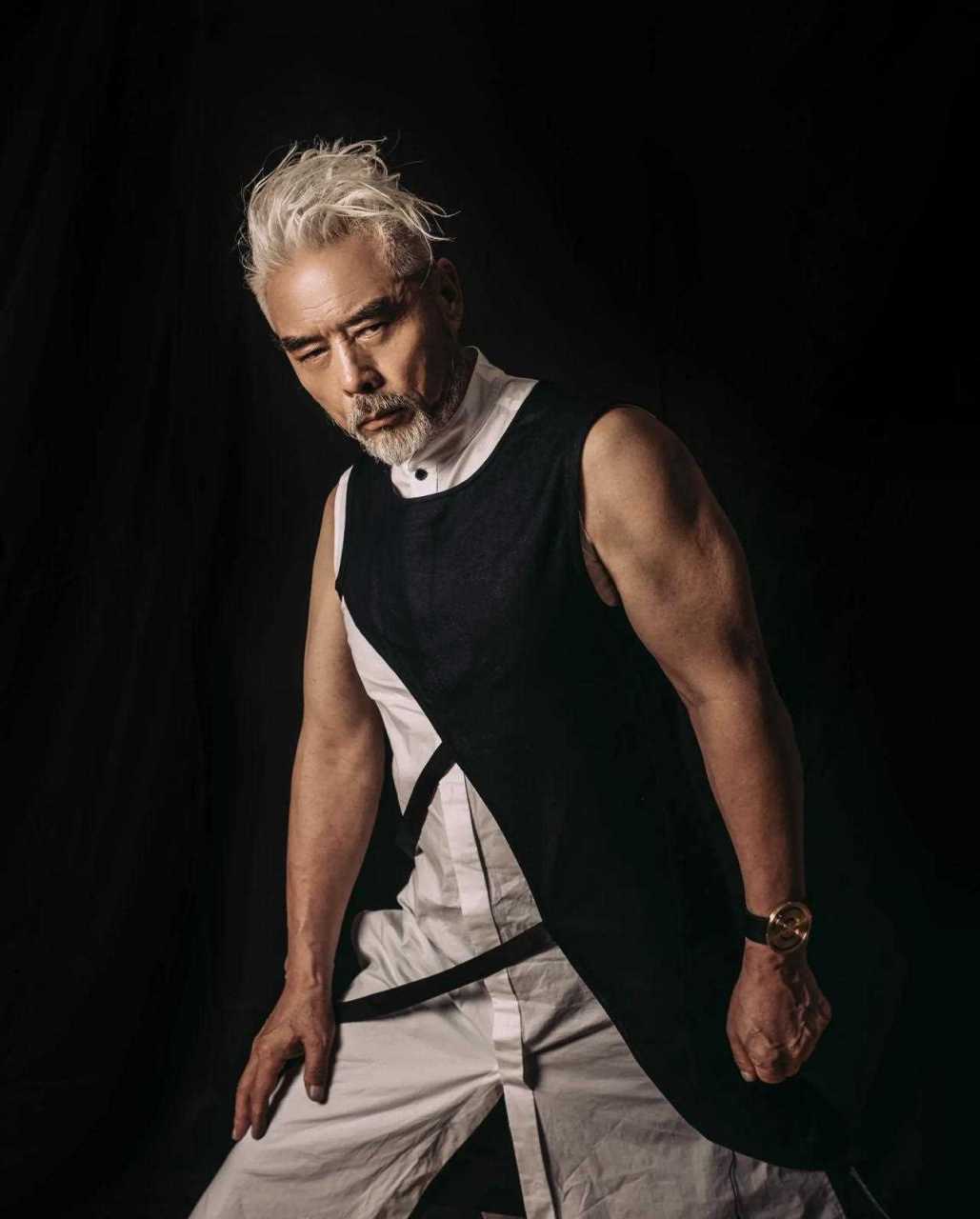 张双利的极简风穿搭,黑白色的碰撞,行走的衣架子,男人的帅气真的需要