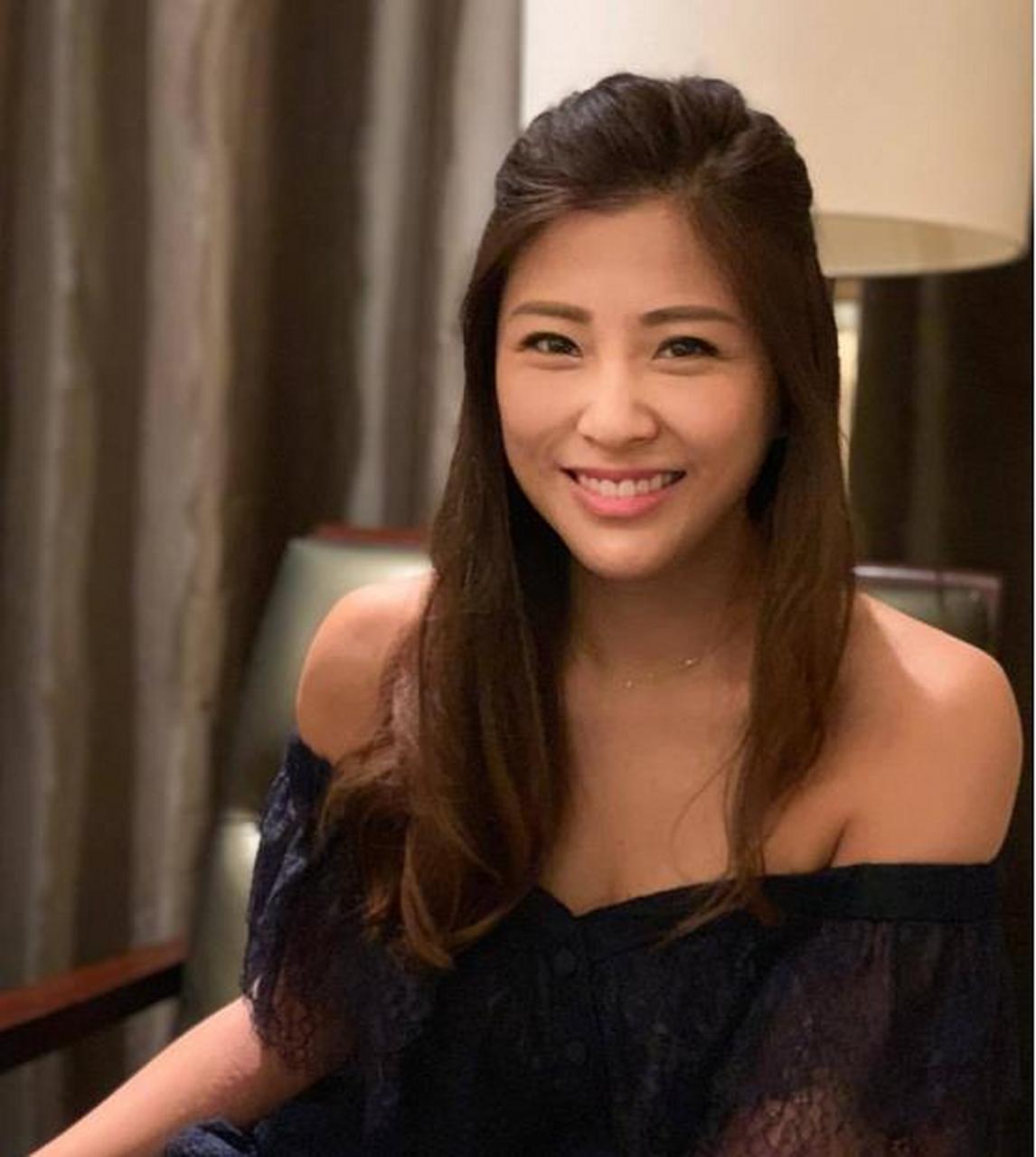 洪金宝儿媳妇比例真好,穿上大v领裙子,秀出小麦色皮肤,挺美的