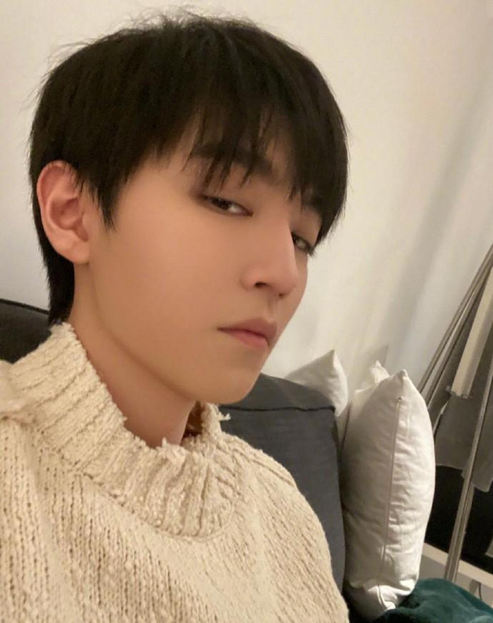 王俊凯微博营业晒自拍照 米色毛衣顺毛造型清爽帅气