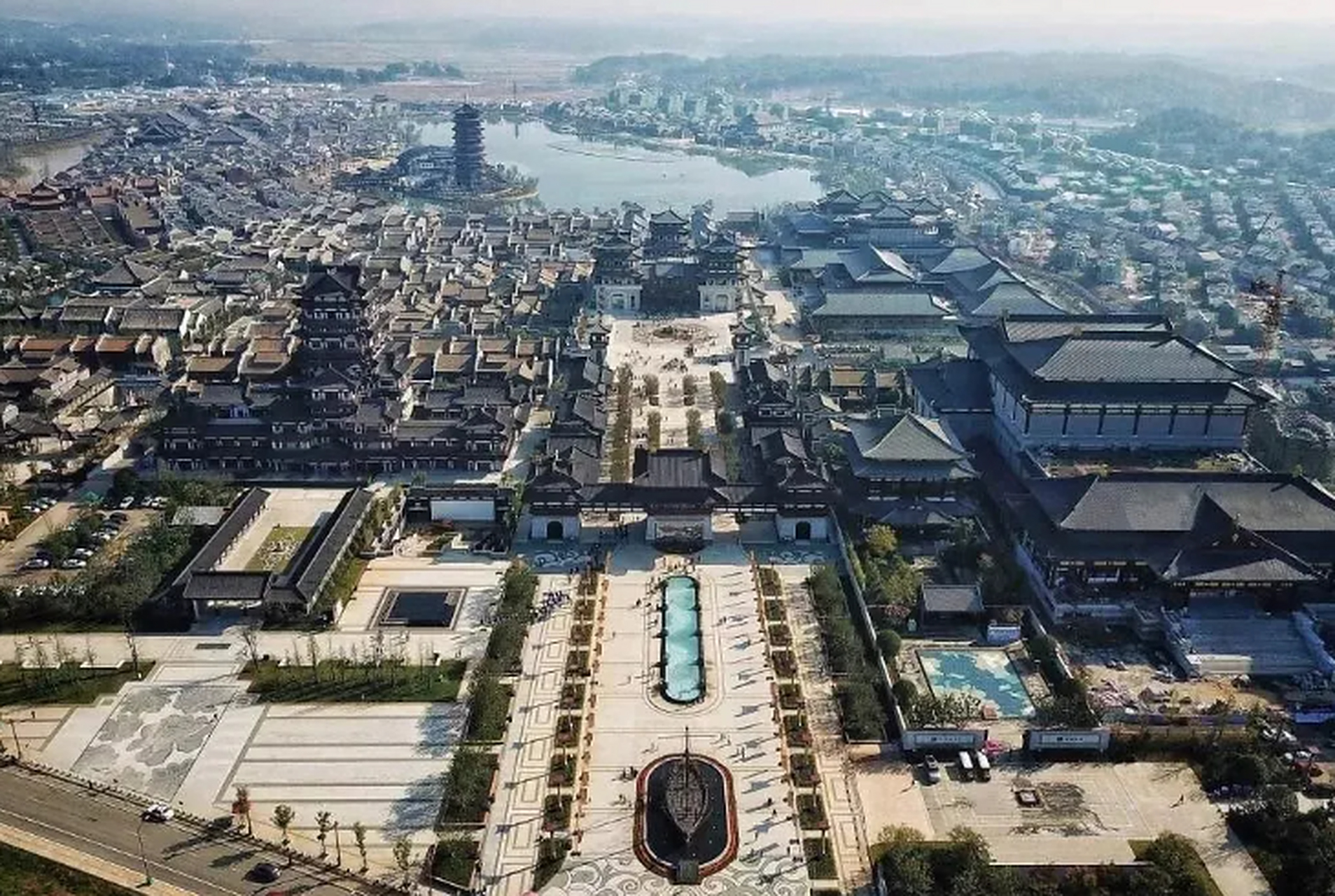 湖南长沙望城区新华联铜官窑古镇耗资过100亿元,总建筑面积达110万