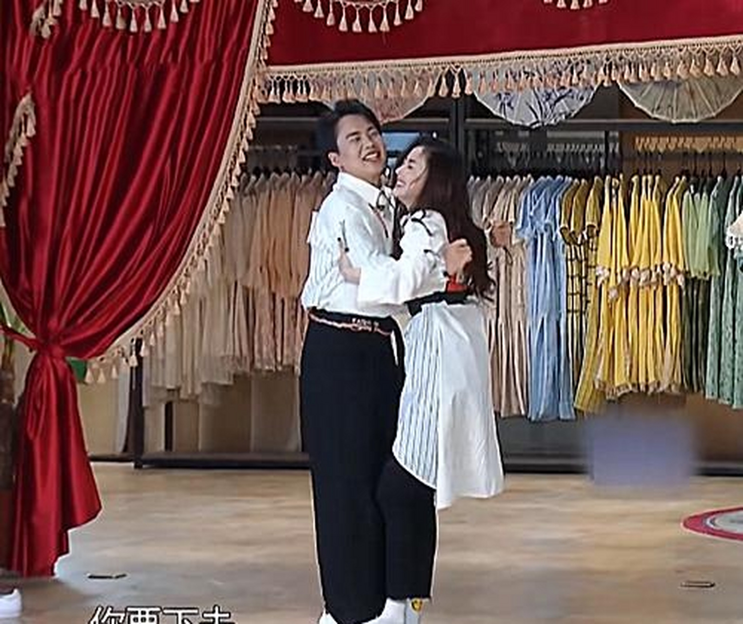 因为这个游戏需要张天爱踩在郭麒麟脚上,所以俩人需要抱在一起,而