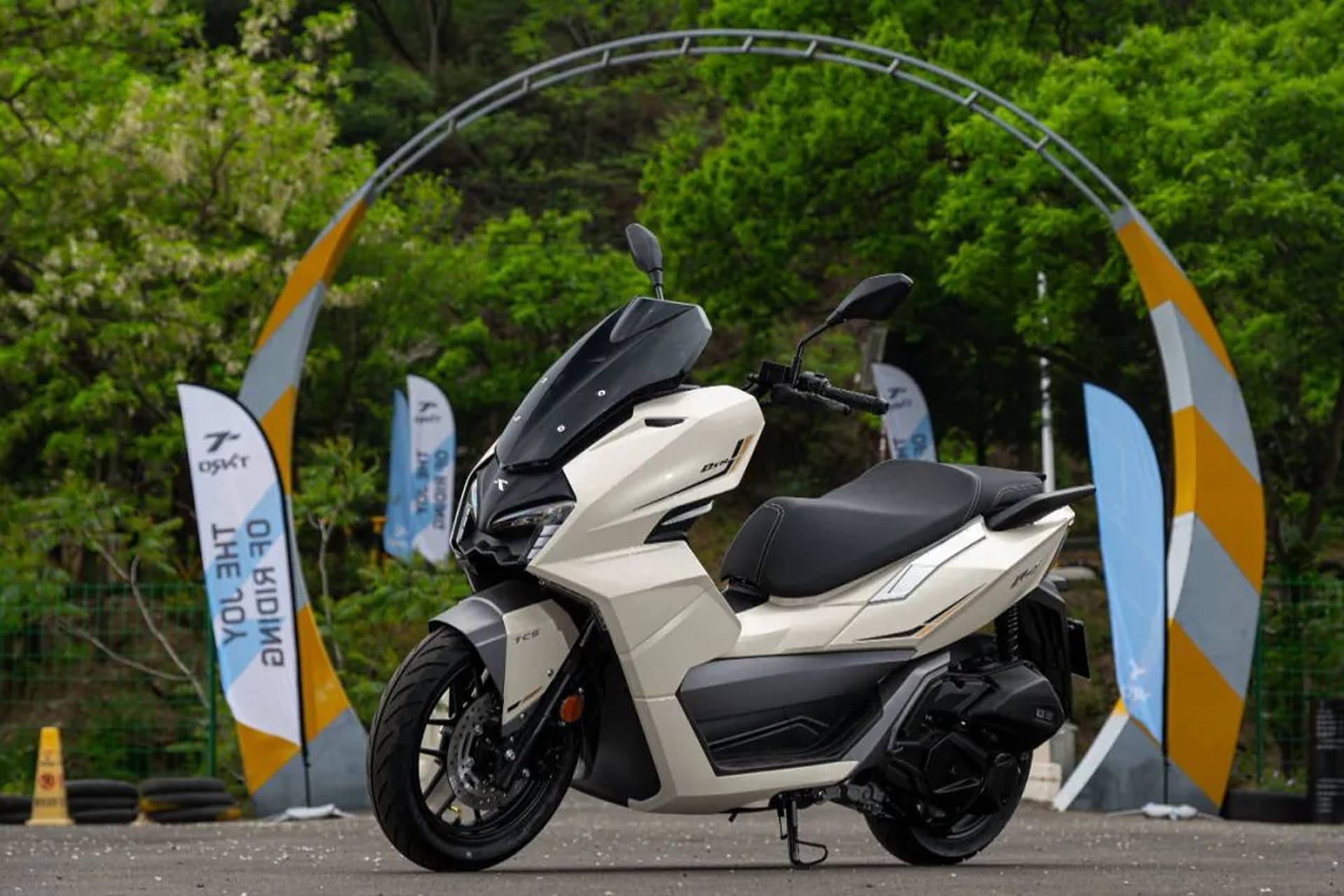 荣150是一款由浙江台荣推出的踏板车,售价12980元.