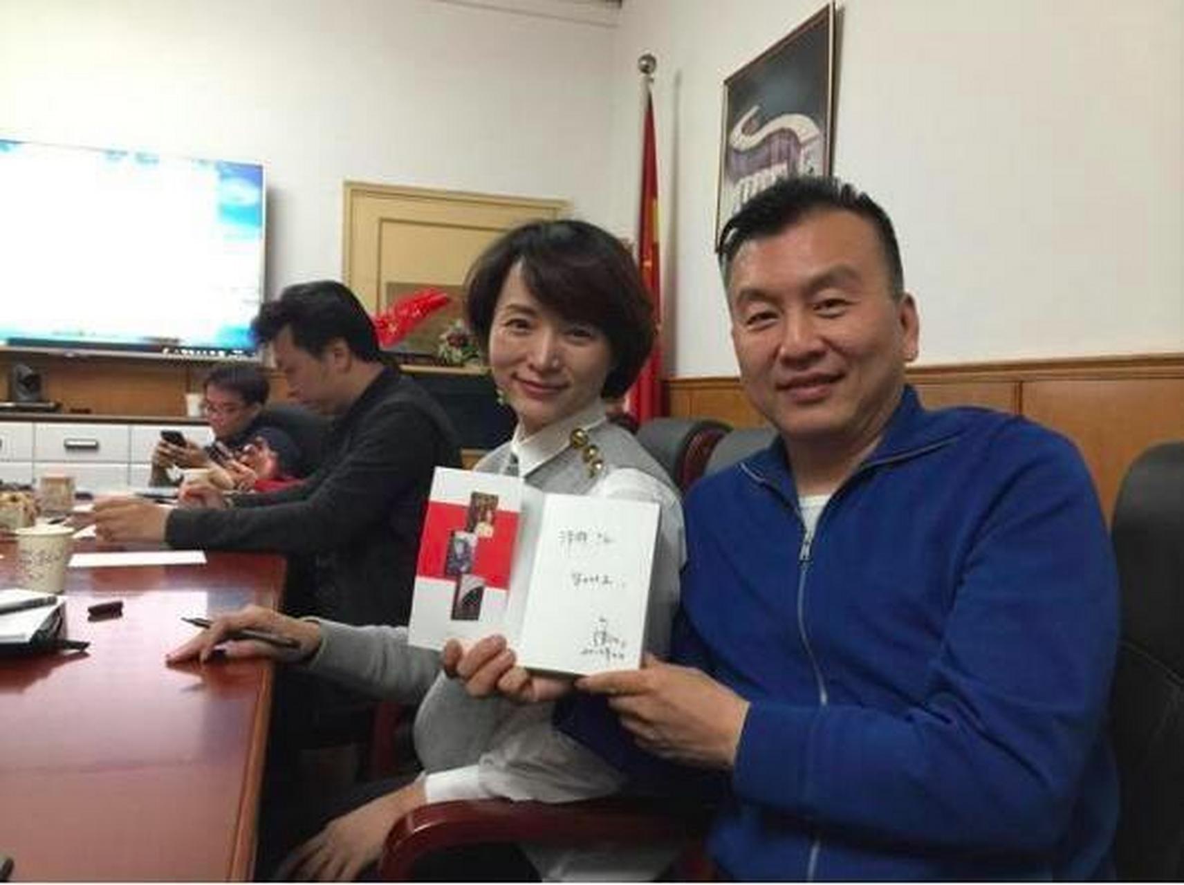 董卿不带妆和同事开会,穿衬衣领连衣裙简约优雅,45岁气质依旧超群.