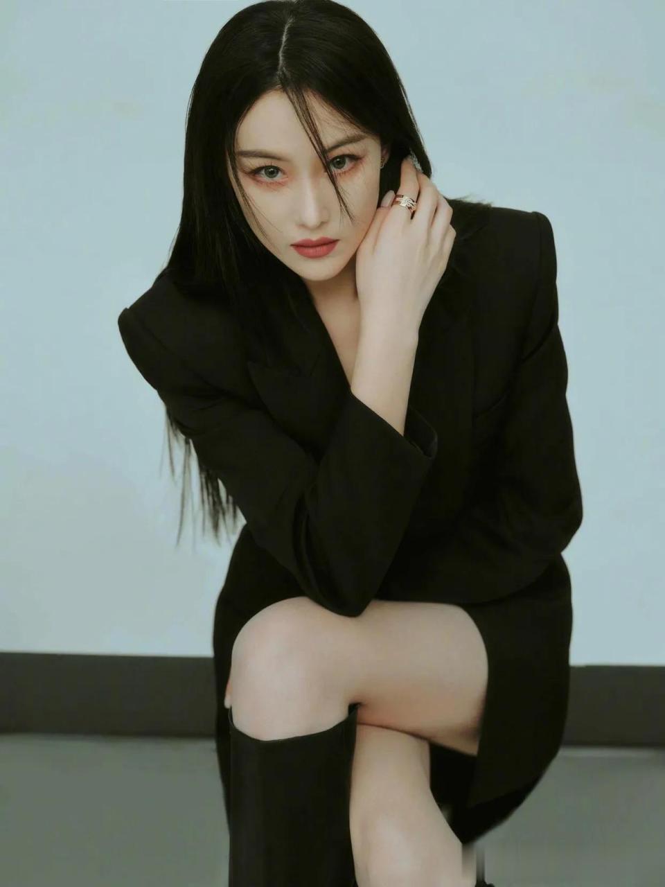 张馨予松弛感冷艳时尚大片,御姐天花板!