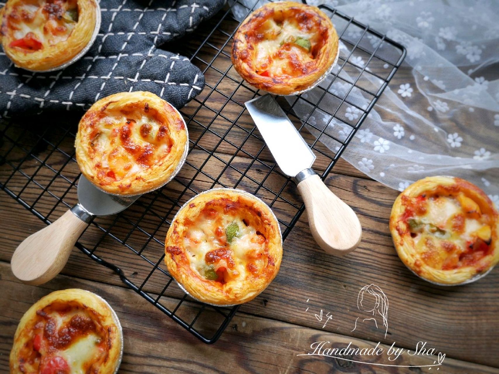 蛋挞皮披萨 不用揉面,用蛋挞皮就能轻松做出披萨,不仅皮饼香酥诱人,用