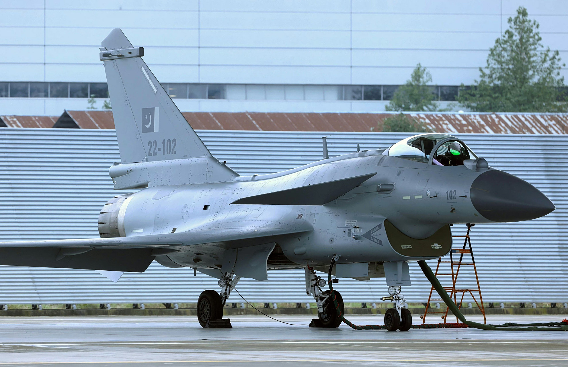 这战机一些子系统的配置比自用的歼-10c战斗机都要好,涂装更是非常