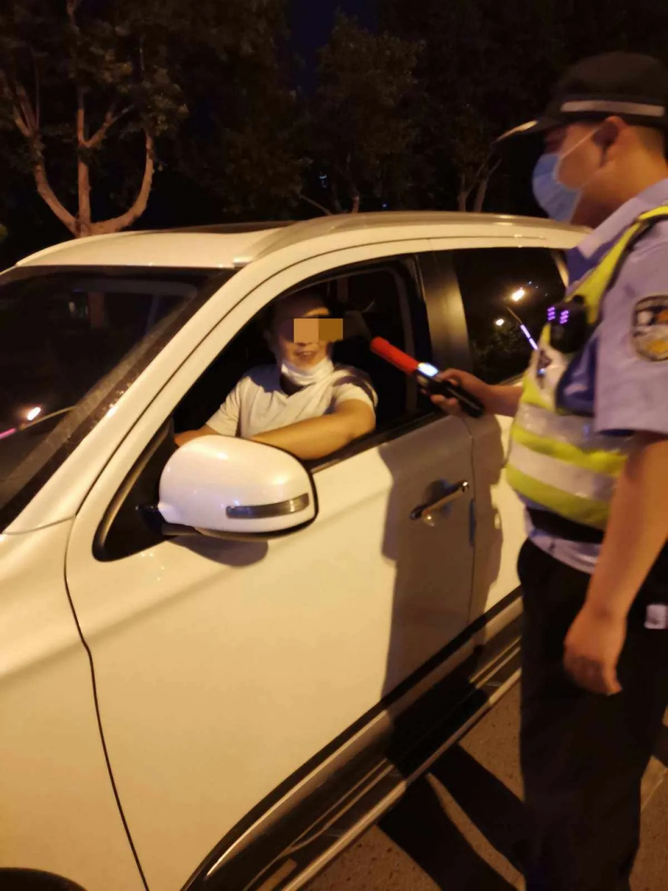 内蒙古,一男子酒后驾车被交警抓获,罚款1000元,并吊销驾照6个月,但该