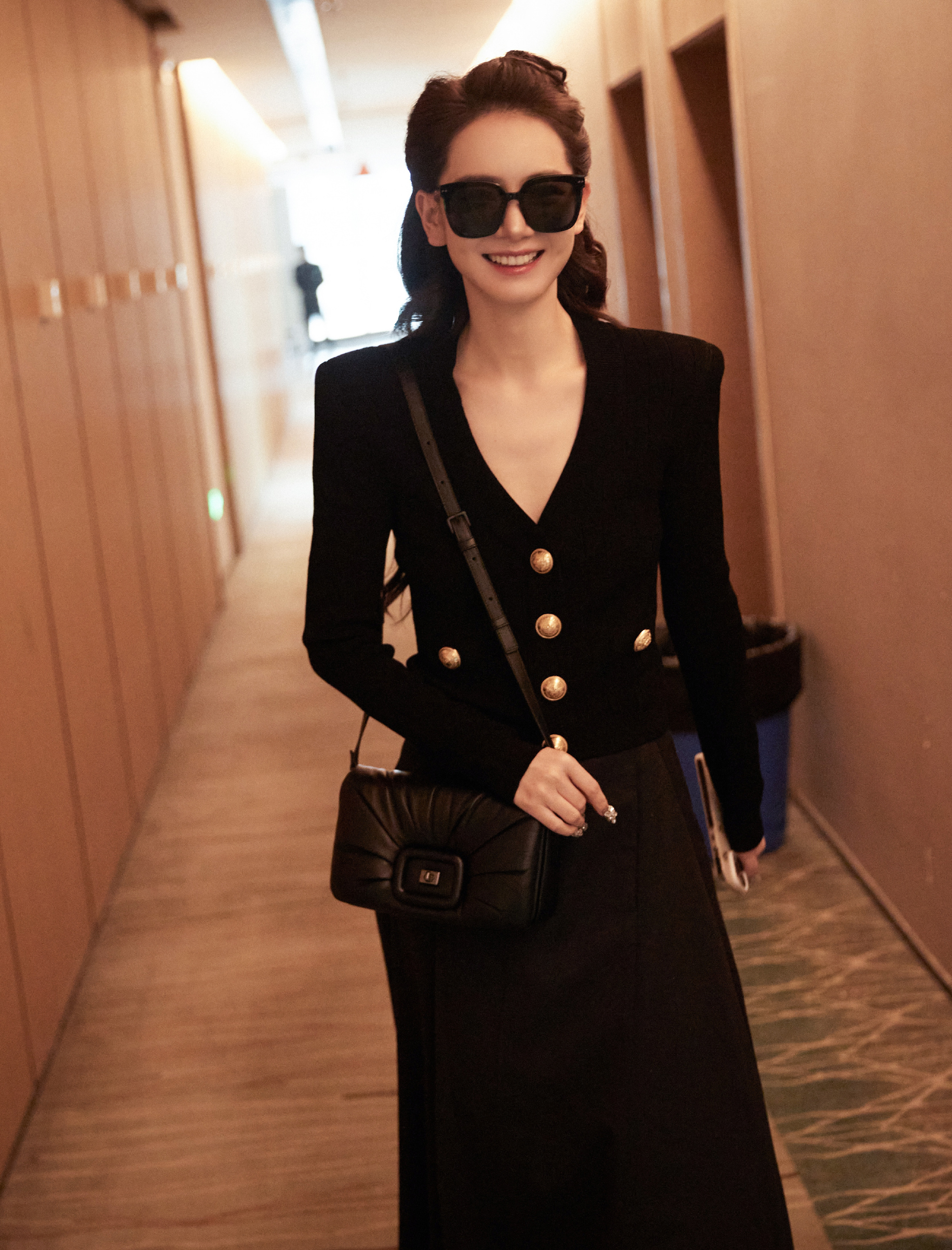 戚薇美图来了,她穿了一件黑色的v领的收腰短款针织衫,搭配一条黑色的