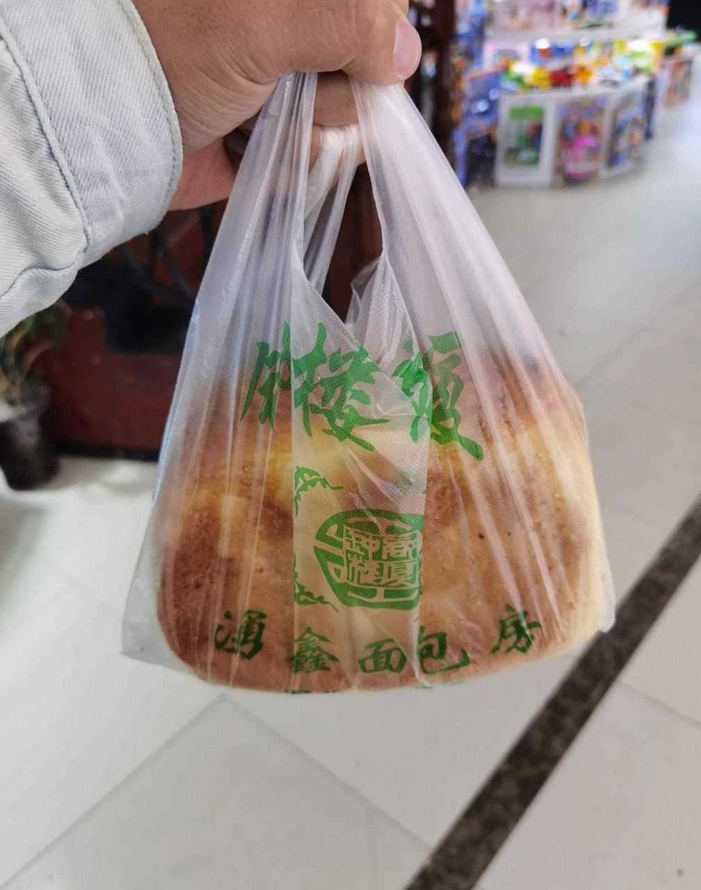 来到保定,打卡倍儿有名的钟楼大面包,朋友是保定当地人,和我说他小