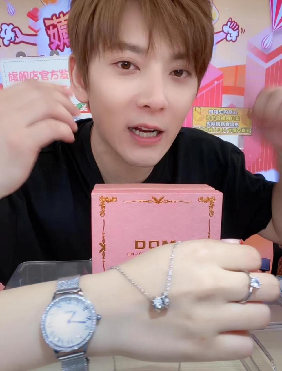 gif创作人# 这位男明星,真敢卖啊!