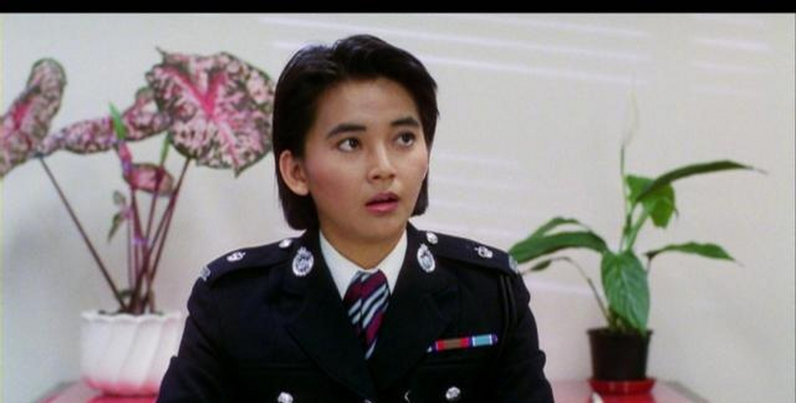 1988年《霸王花,胡慧中饰演女警官madam胡,一头清新短发气质清纯,身