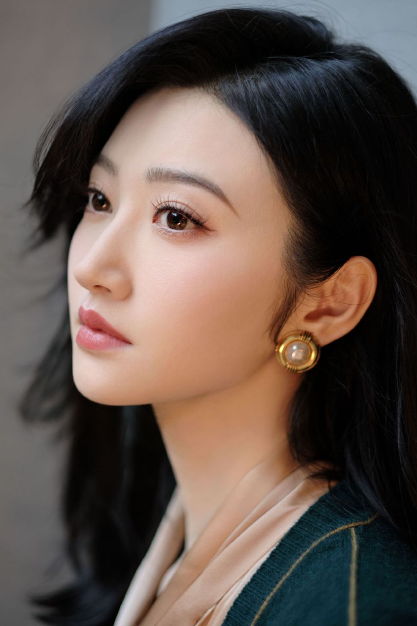 景甜# #娱乐热ai计划# 景甜近日穿着黑色皮裙亮相,纤细美腿及独特