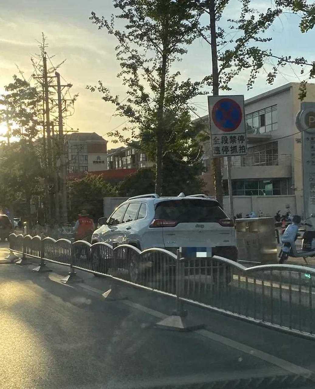 每次去熙地港王府井停車的時候都發現一個問題 一段非機動車道被佔用