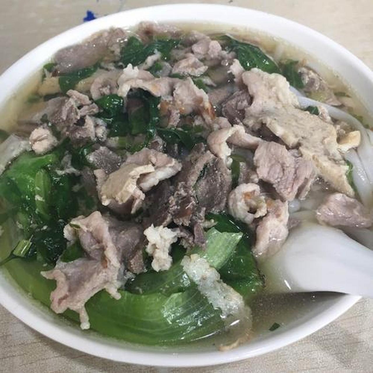 猪杂汤粉,湛江早餐的代表,清淡口味的汤底,生滚后的材料十分爽脆,香甜