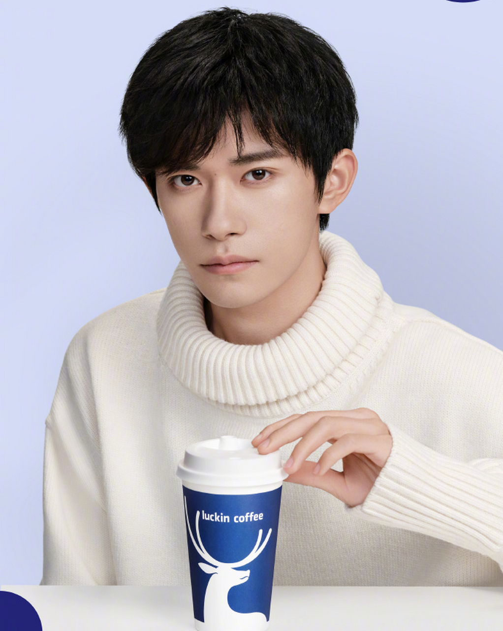 随后,易烊千玺也发文表示,很高兴成为瑞幸咖啡全球品牌代言人,让我们