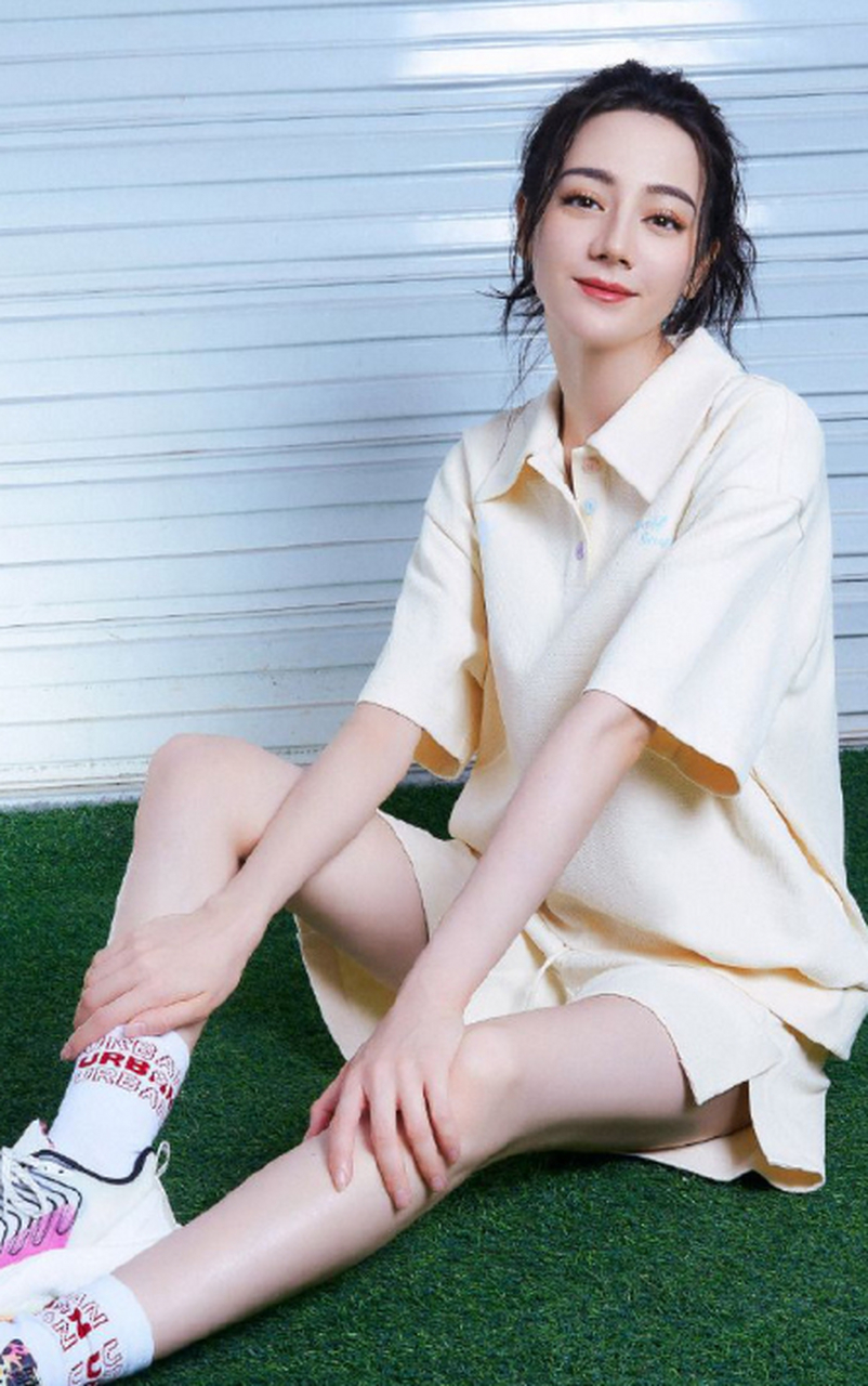 热巴以一身鹅黄色运动装,清凉现身,搭配高马尾发型,随处都洋溢俏皮