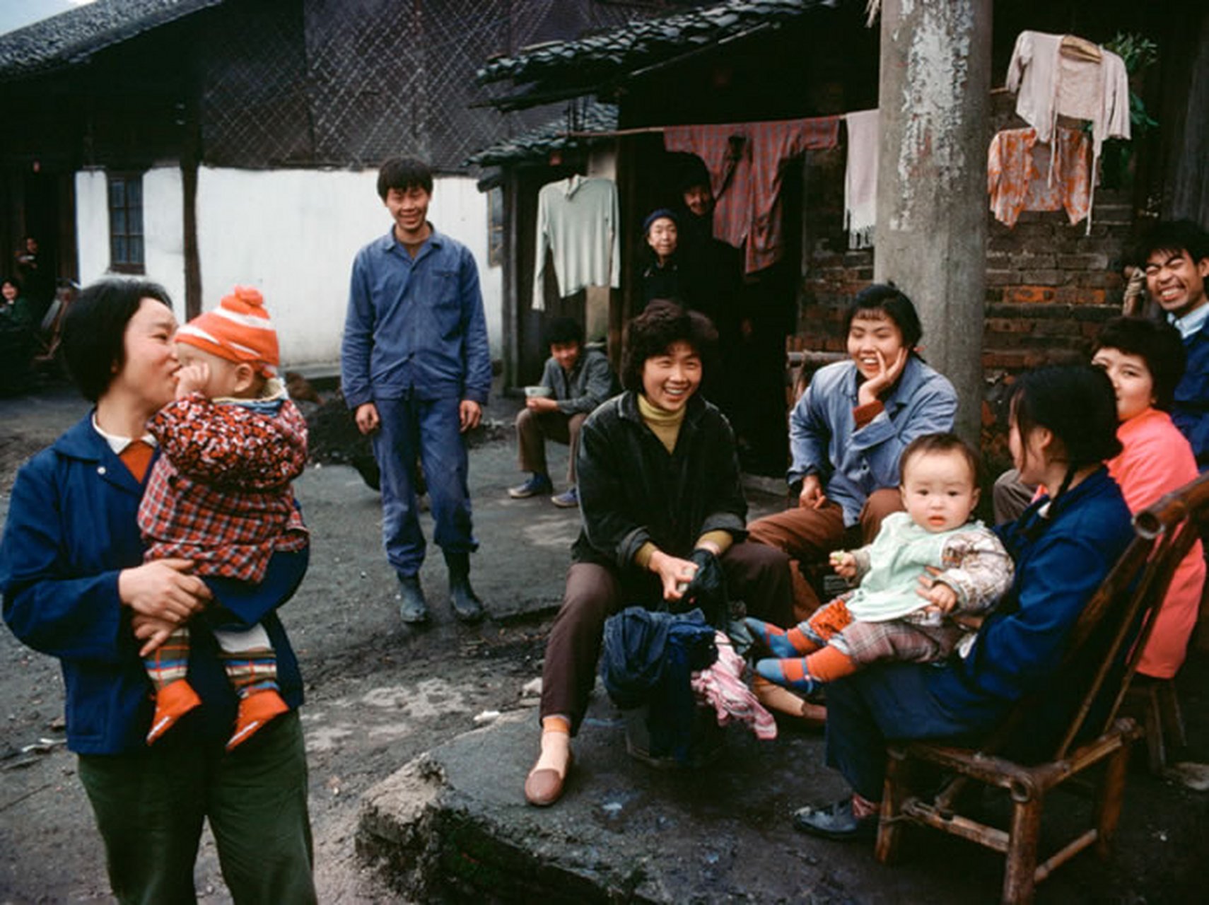 历史老照片# 1984年,广西桂林,街坊邻居在一起快乐的聊天,那时的邻里