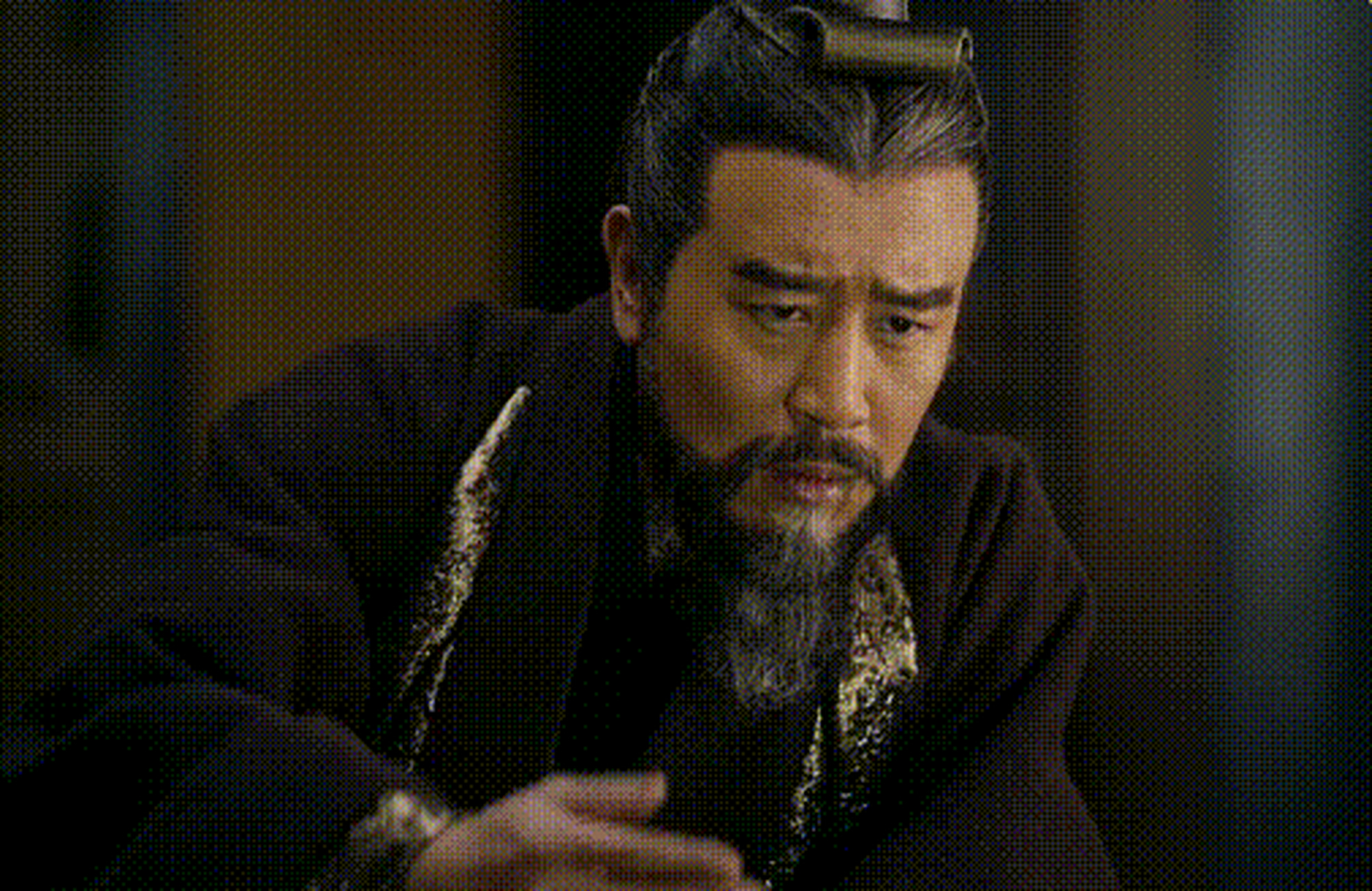 于和伟2009年凭借饰演新版《三国》中的主角刘备而被众多观众熟知.