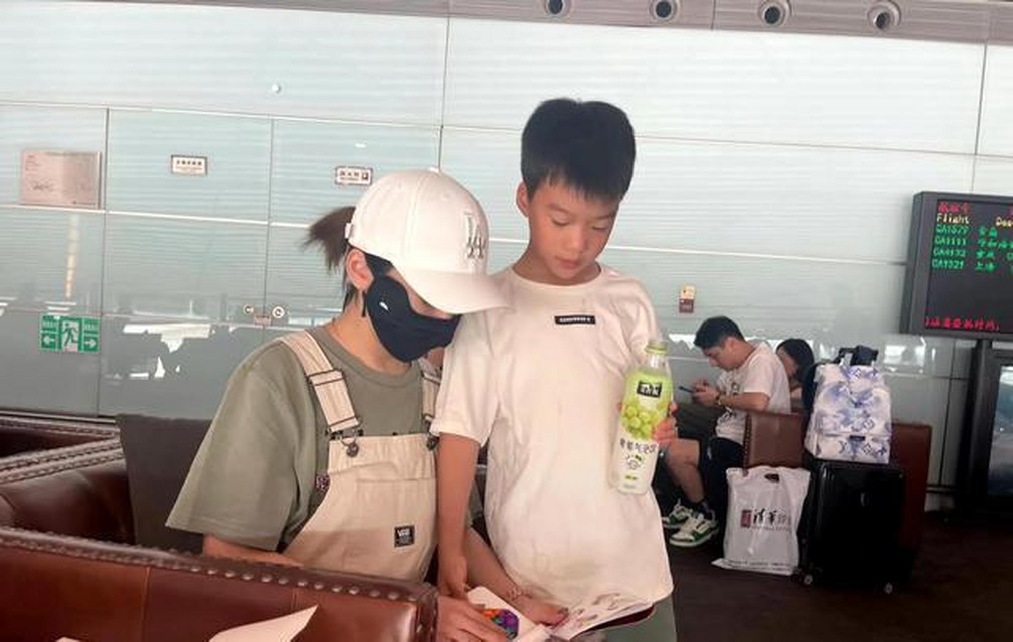 这组照片展现了一家四口快乐旅游的情景,而吴京和谢楠的亲子互动更是