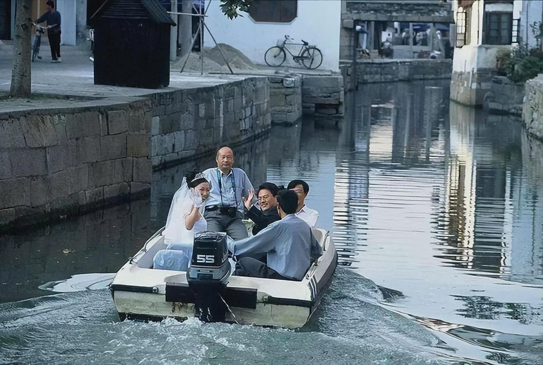 1983年浙江杭州老照片,一对新人与参与婚礼的人一同