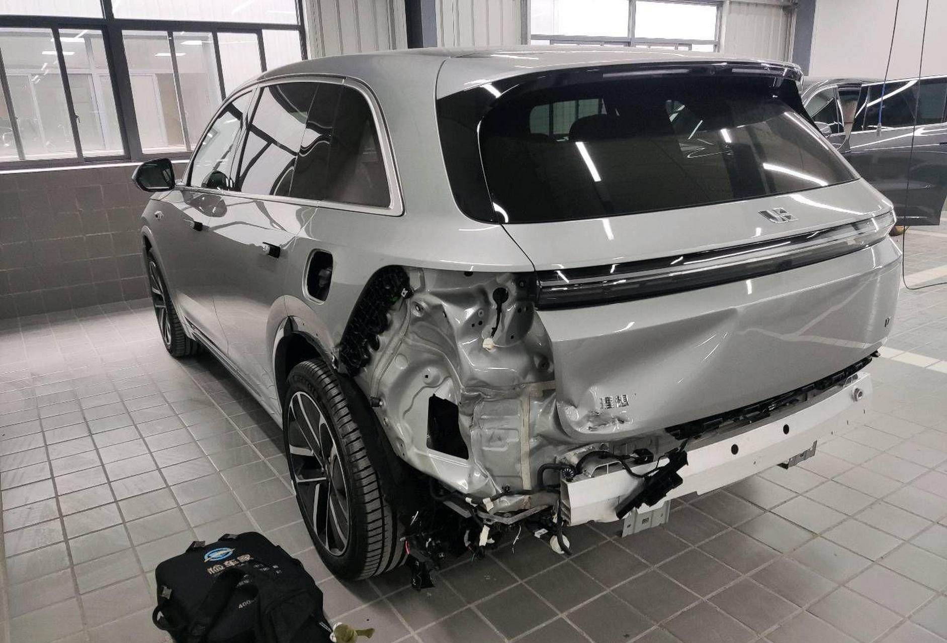 撞的不轻,肉眼可见后保险杠撞破,后防撞梁