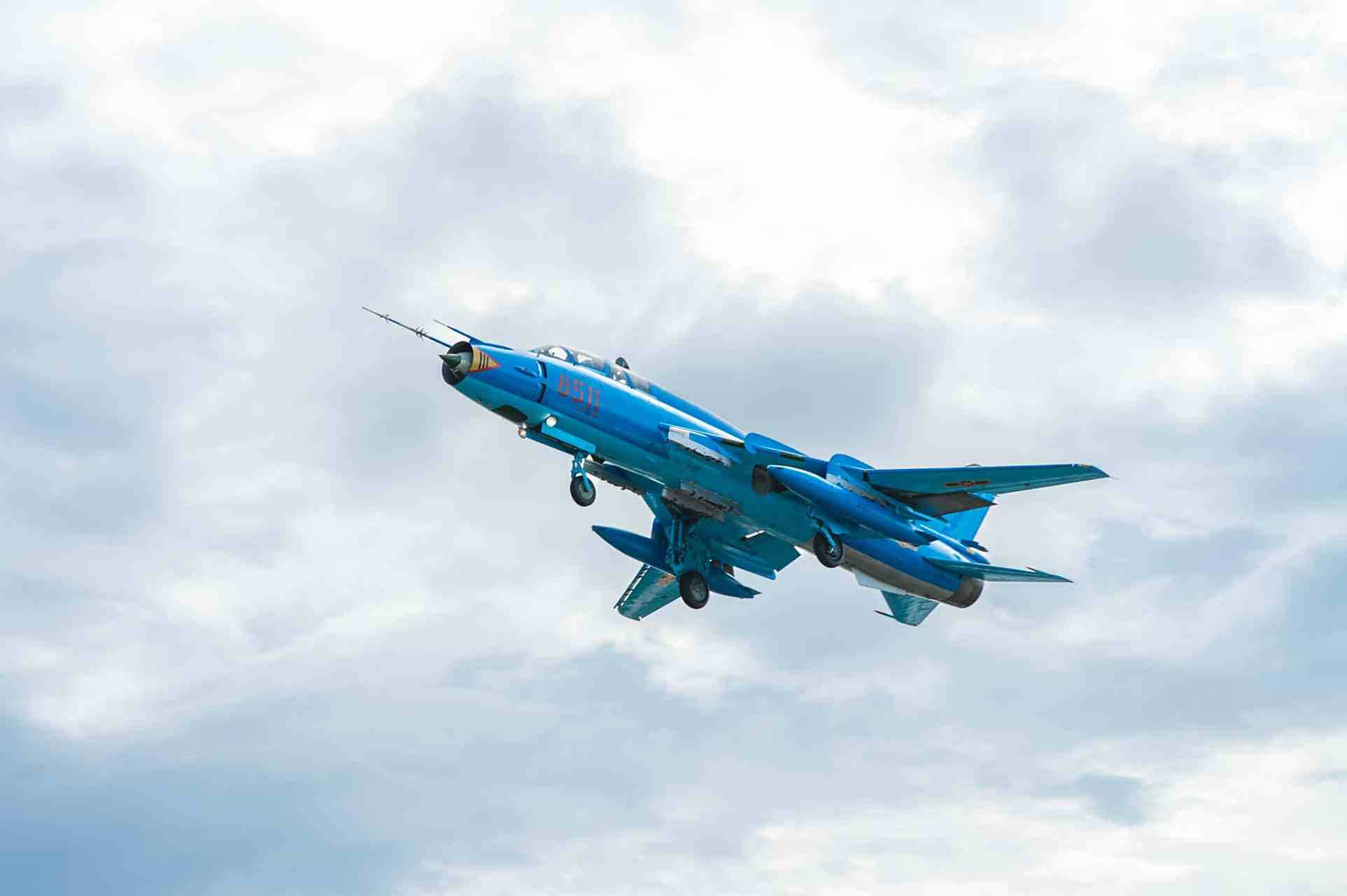 一架越南空军的 su-22m4 战斗轰炸机从岘港国际机场起飞进行飞行训练