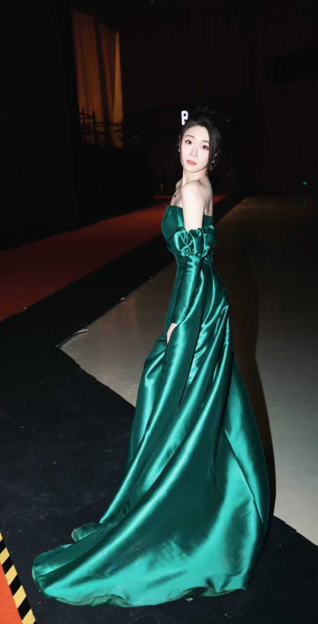 张可盈绿色抹胸礼服壁纸
