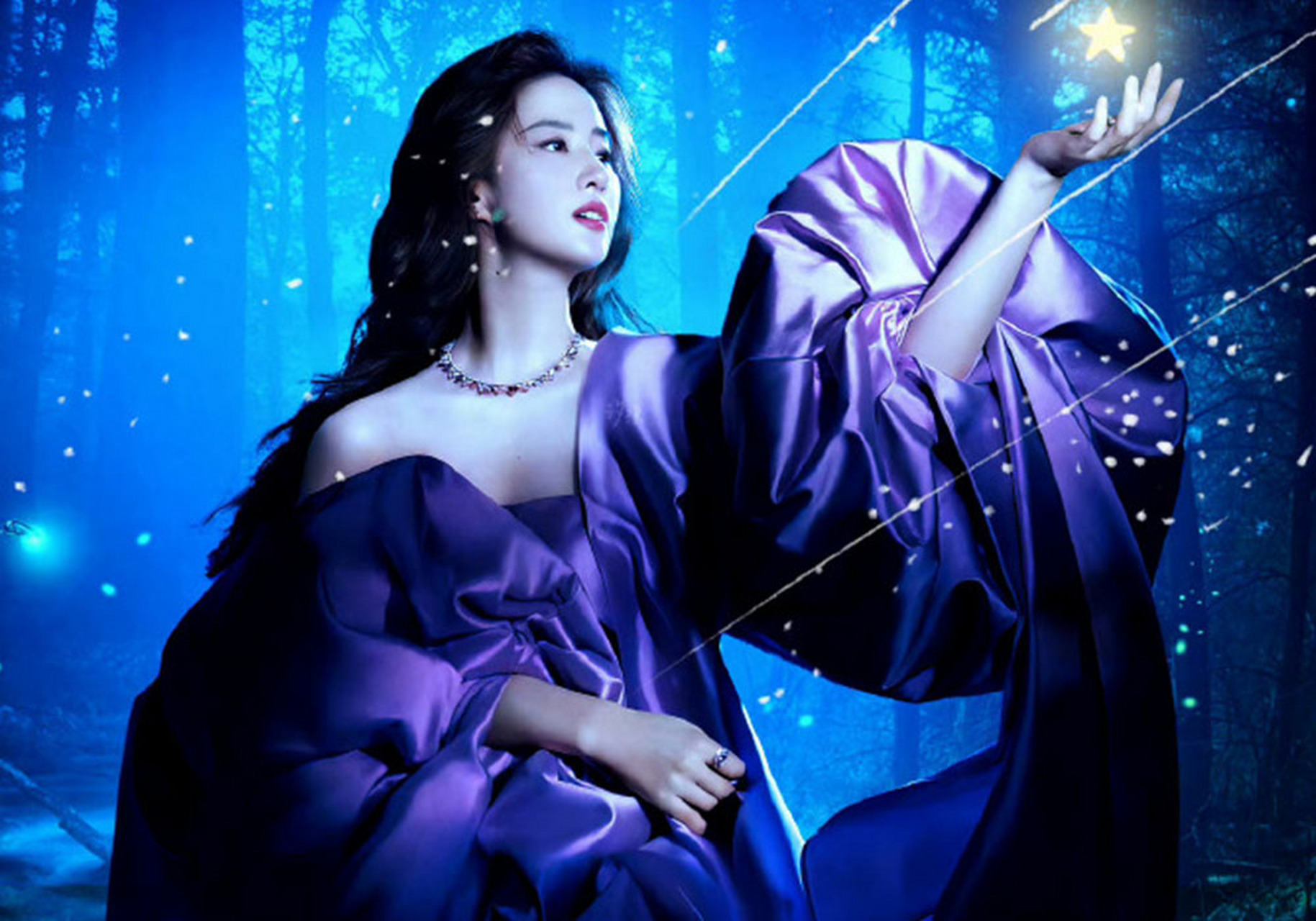 刘亦菲为迪士尼电影《星愿》的女主亚莎中文配音,身穿紫色高定礼服