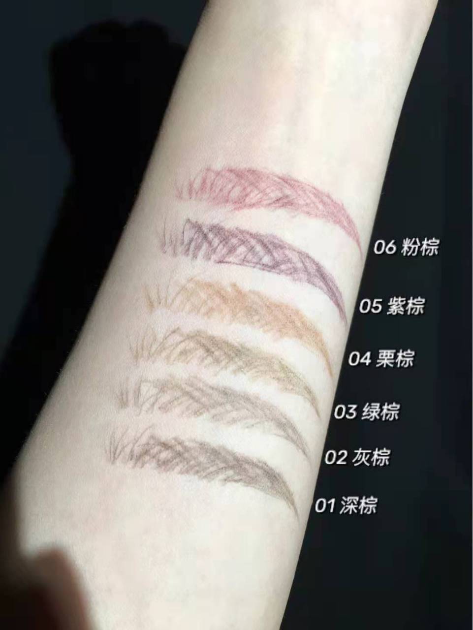 搭配眼妆/头发的颜色就会变和谐很多.