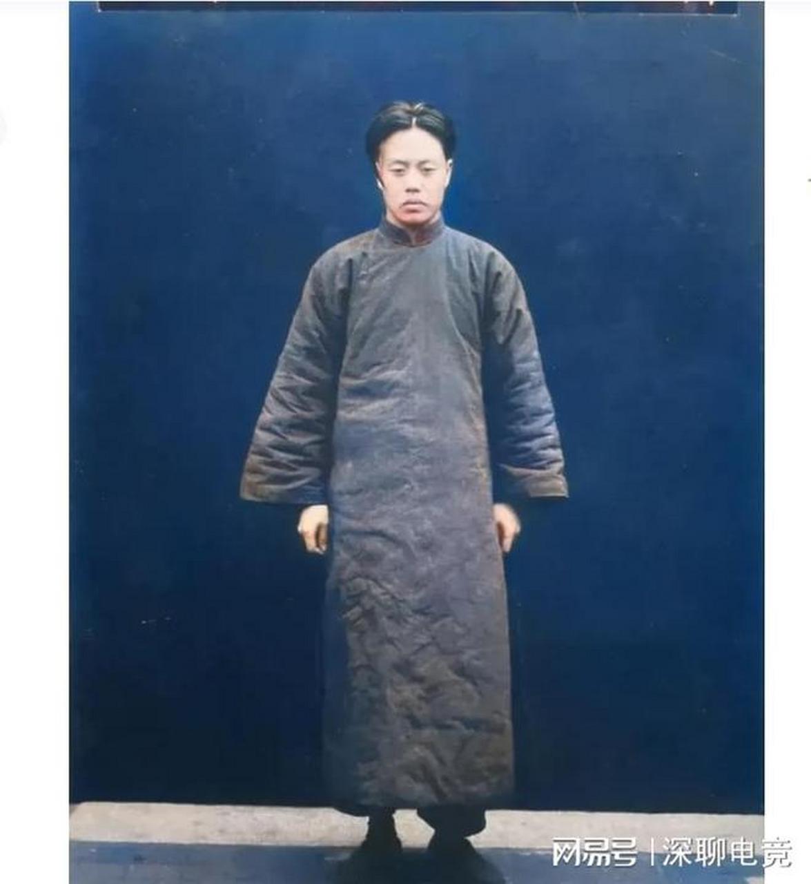 这张老照片拍摄于1927年4月,照片中的男子名叫路友于,他来自山东诸城