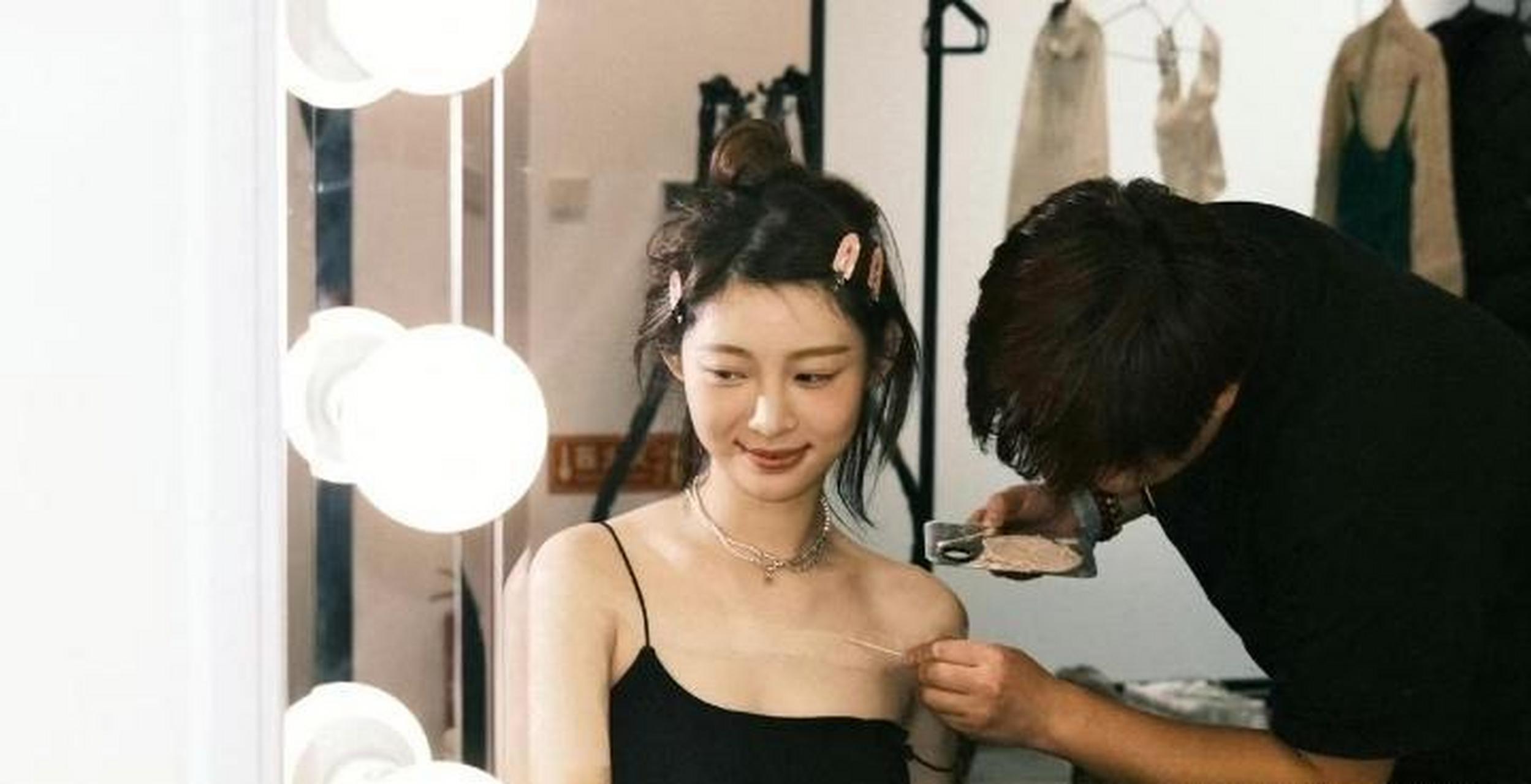 网友:网红痞幼的颜值还是挺高的,但是身上为什么要弄这么多纹身呢?