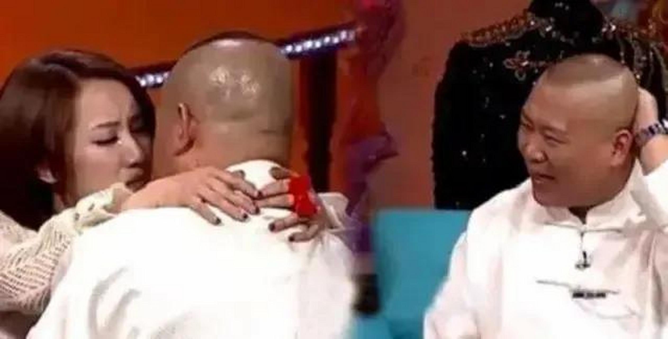 gif创作人# 有一次,郭德纲调侃李念:"我一大把年纪没拍过吻戏,你能