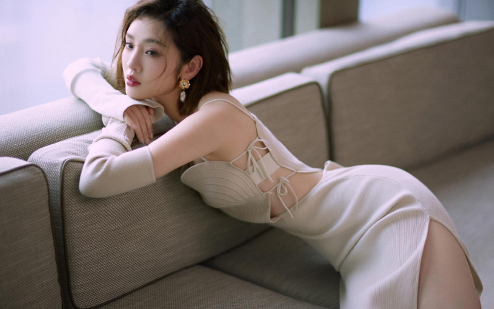 85后小花唐艺昕全新活动造型释出,齐肩短发干净利落,明眸红唇精致细腻