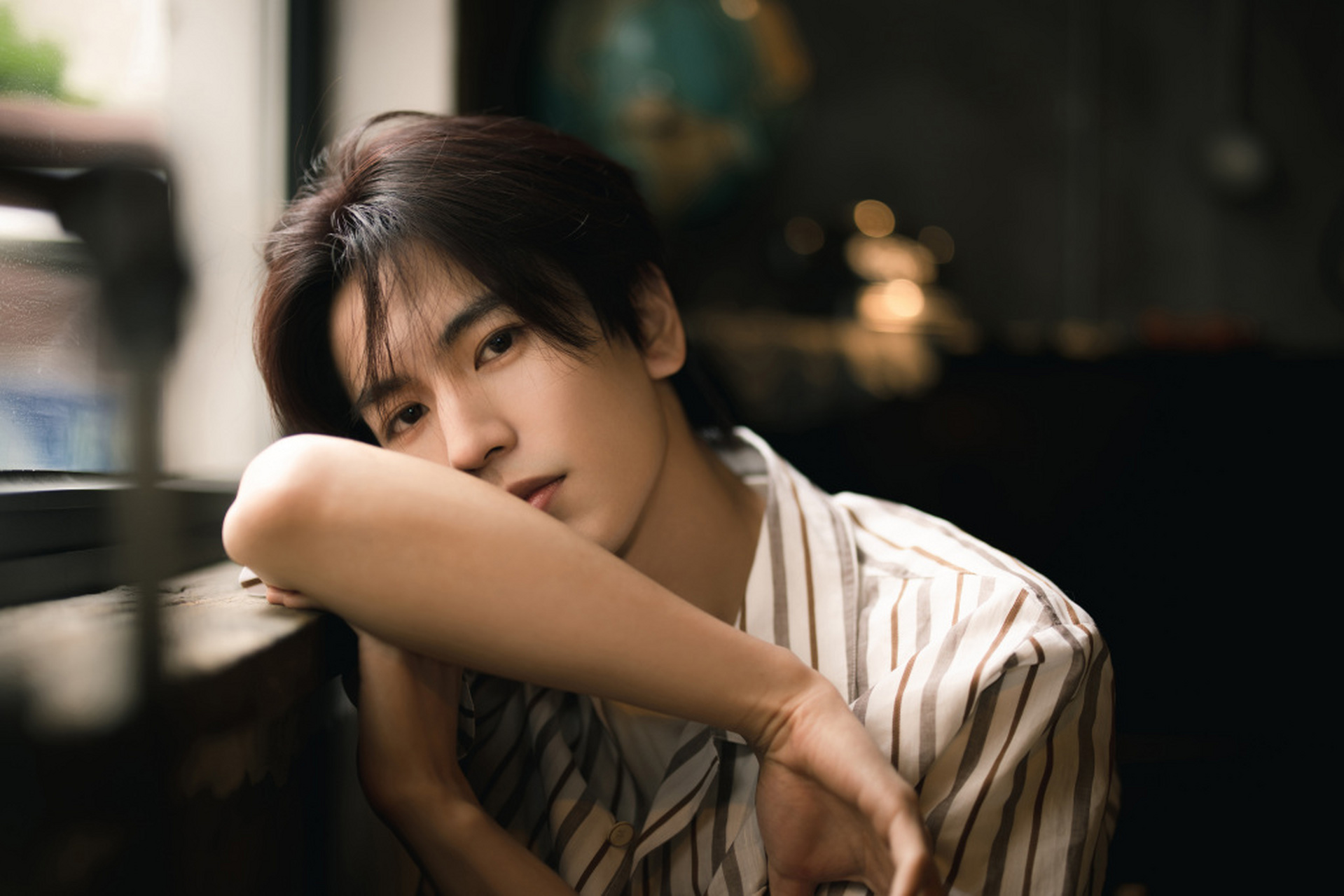 星闻#  午后的张凌赫,柔和的光线下,做安安静静的美男子! #张凌赫