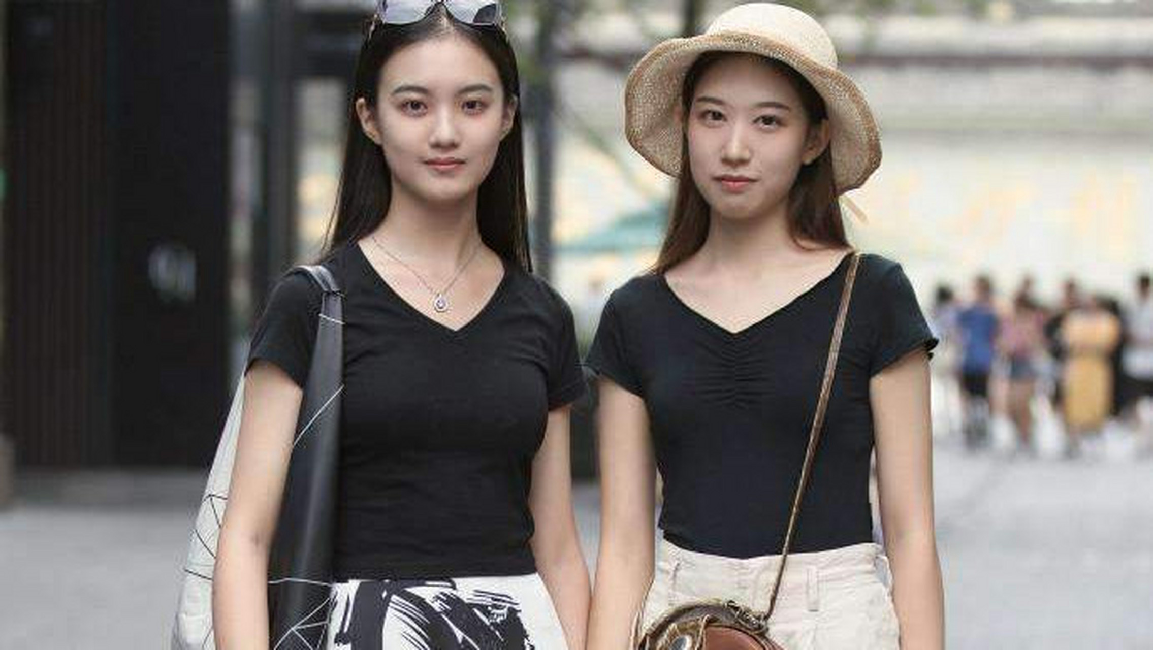 黑色t恤搭配白色休闲裤的小姐姐找了一个外国男友,真幸福啊!