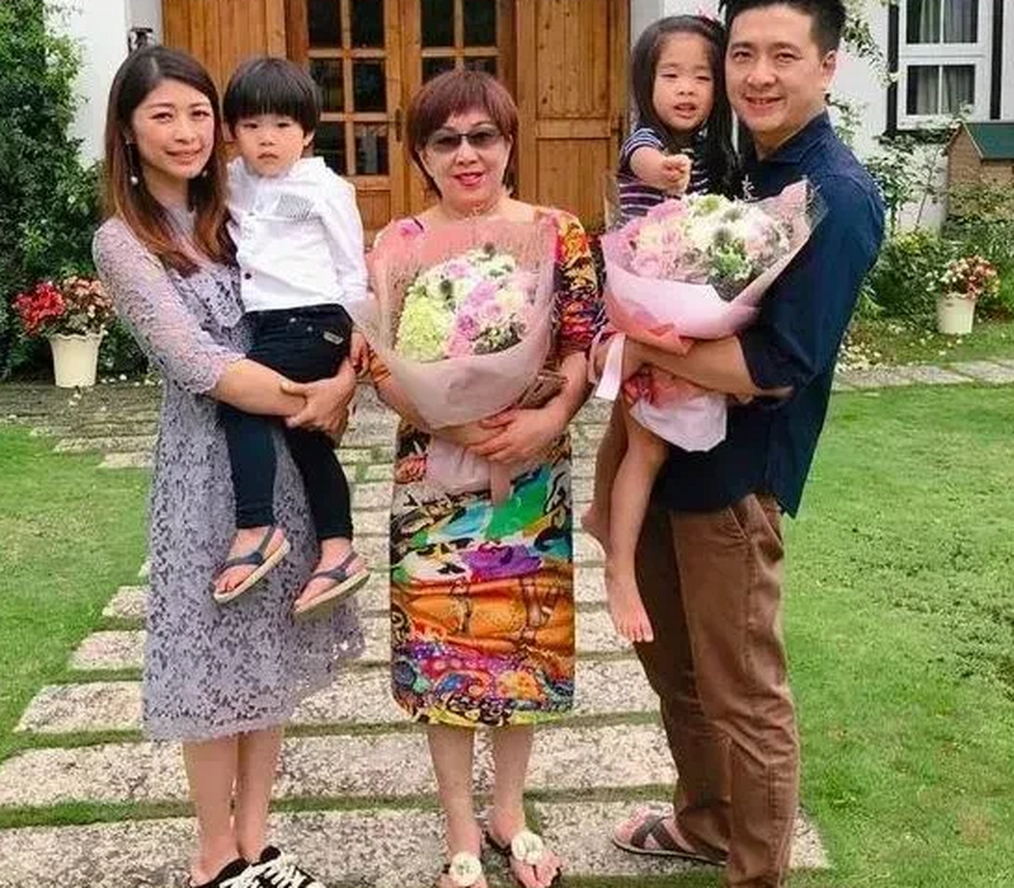林志颖弟弟林志鑫与老婆,儿女的全家福,弟弟的老婆比林志颖的老婆漂亮