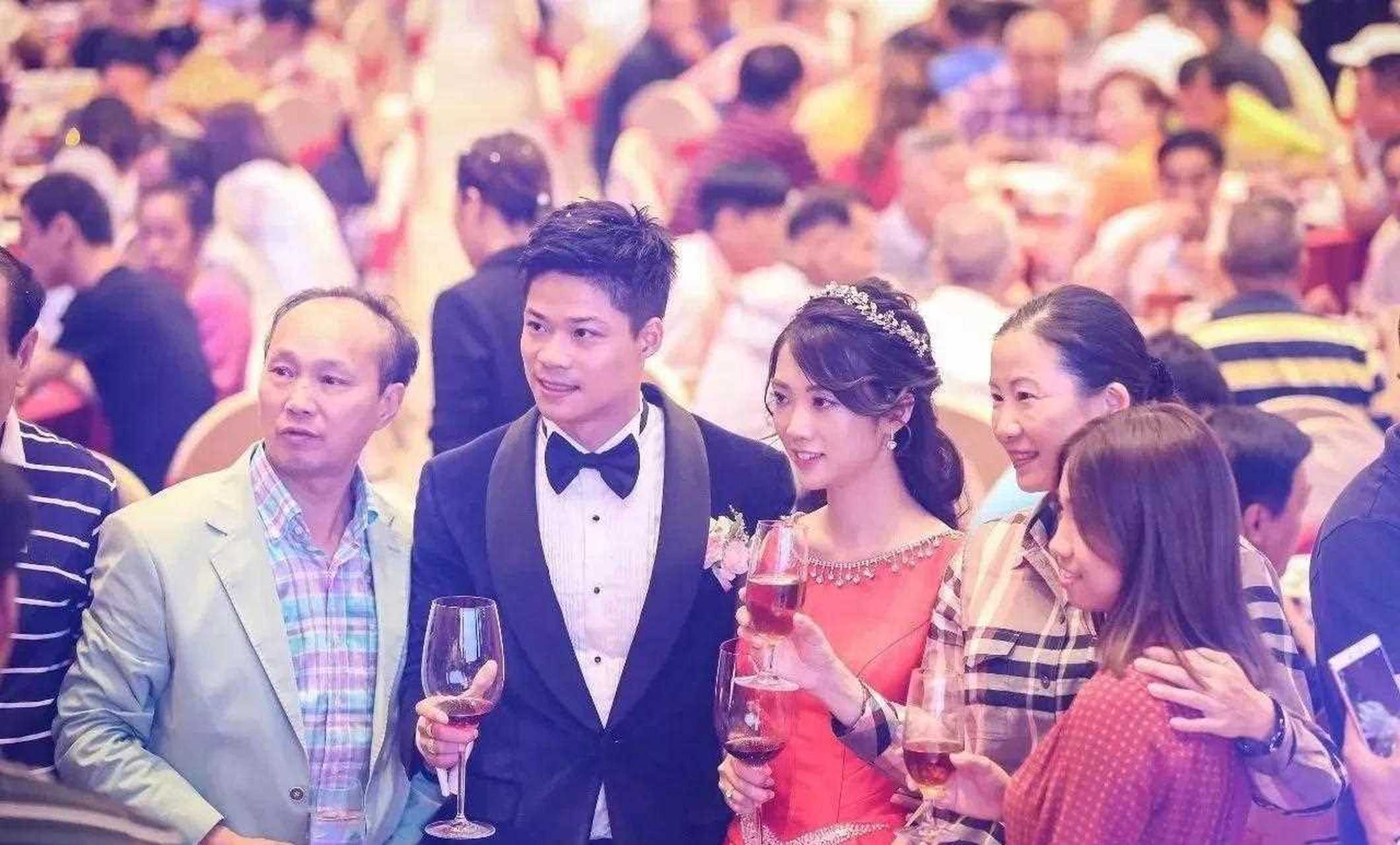 苏炳添和媳妇的甜蜜结婚照: 好恩爱的一对儿,[同上] 好浪漫的一对儿