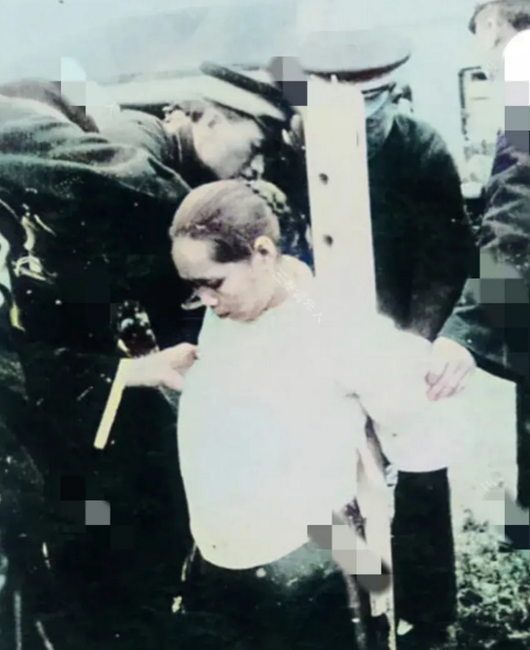 这是民国初年,郊外的刑场上,一名即将被处决的女犯