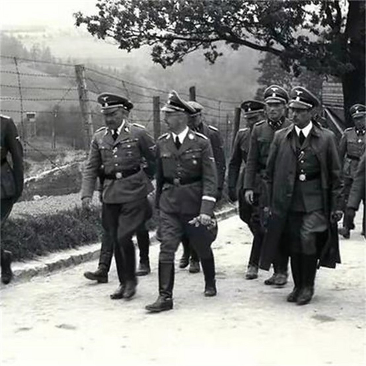 1941年,希姆莱带着他年仅12岁的女儿,参观达豪集中营.