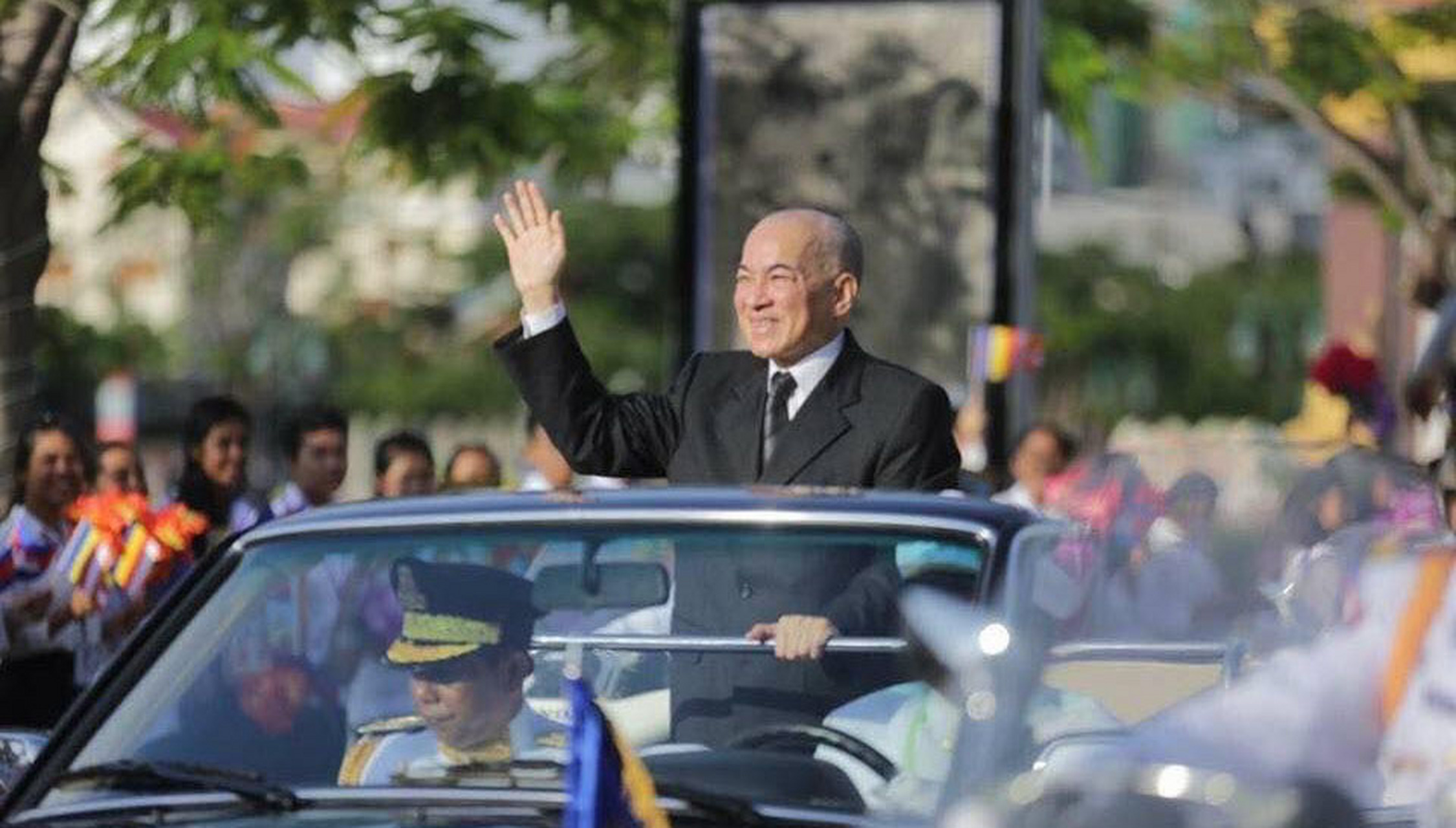 西哈莫尼国王出行,为什么要用这么多摩托车护航?只是为了看着威风吗?