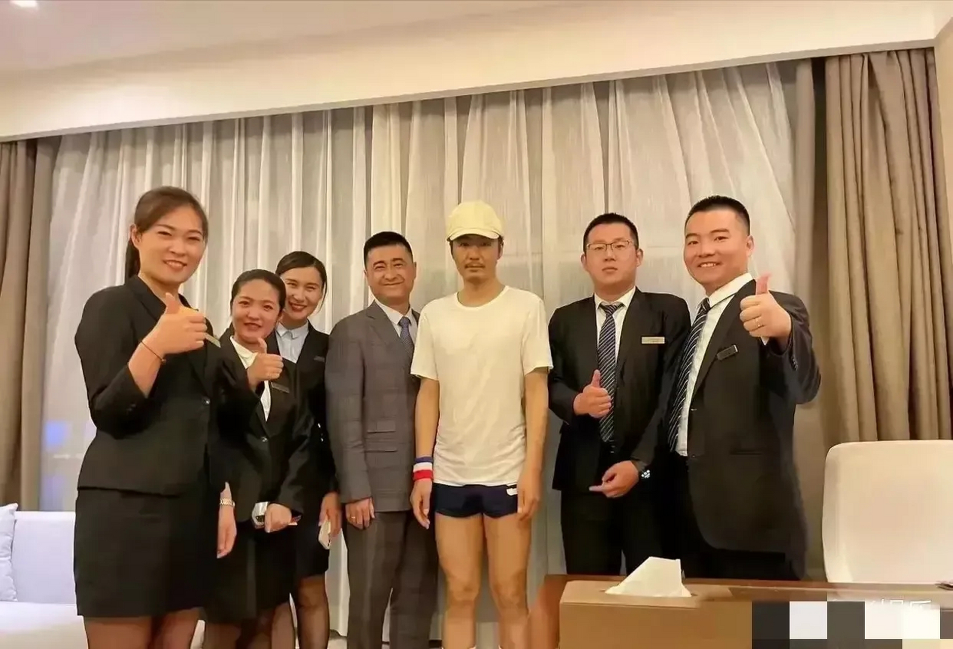 朴树的社恐症太严重了,表情紧张拘谨,肢体语言僵硬,完全是一种无法