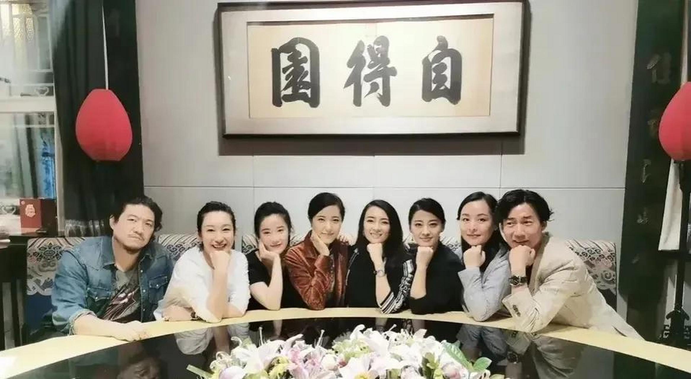 传奇的中戏96届明星班聚会,章子怡依然c位出镜,名副其实的明星中的"