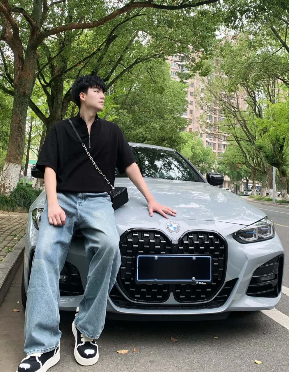 大家好,我想提一下宝马4系的帅哥. 选车的时候,选帅哥.