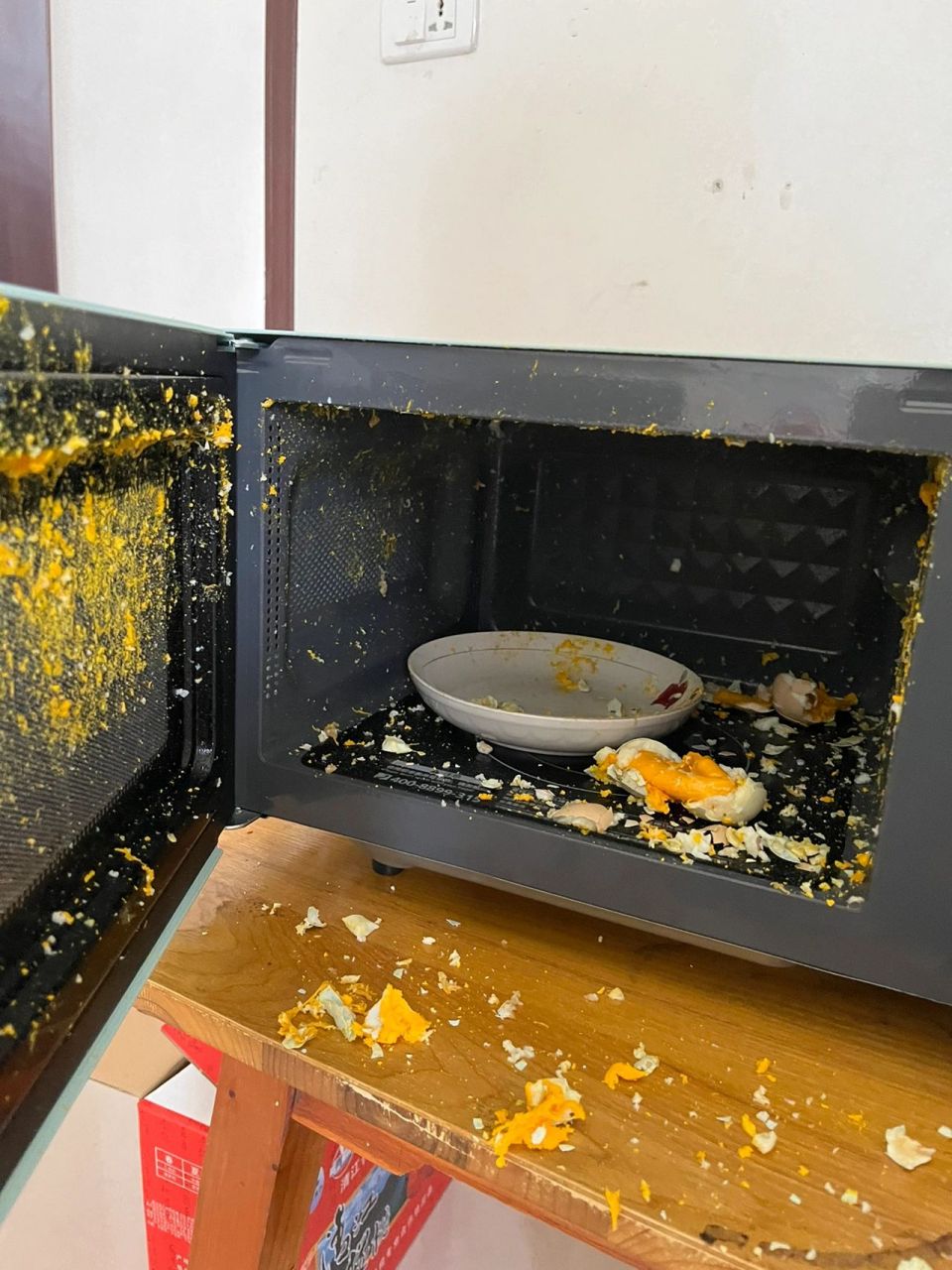 用荠菜煮了鸡蛋,剥开一个发现里面没煮熟,所以想都没想就用微波炉加热