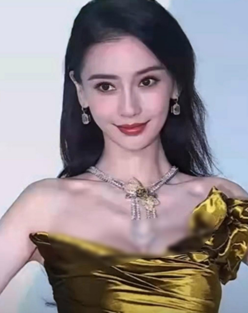 杨颖angelababy现身发布会贵气十足,脖子上的钻石项链彰显咖位.