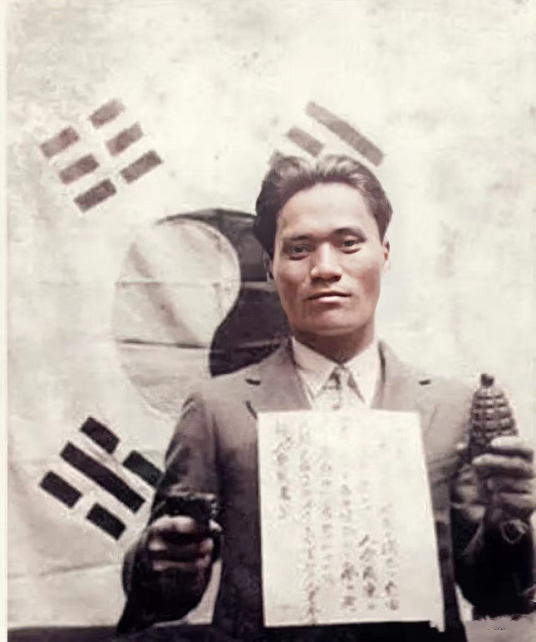 1932年,上海,朝鲜爱国志士尹奉吉在国旗下,留下的最后一张遗照,镜头中