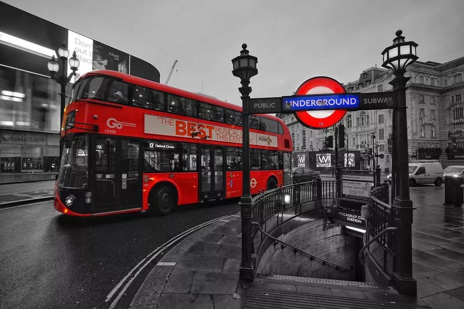 穿行于伦敦大街小巷的红色双层巴士最早起源于英国,号称是英国的国宝