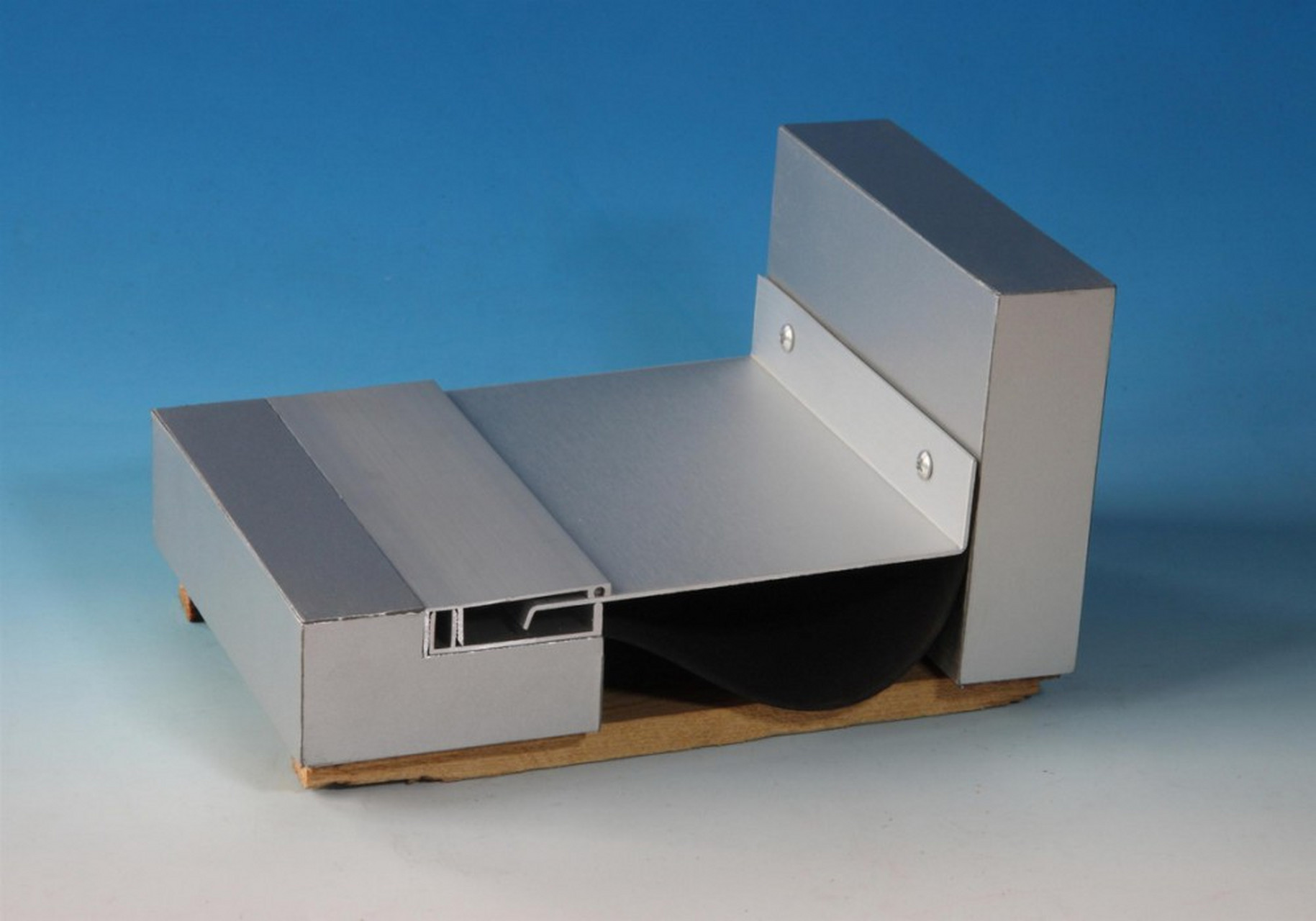 外墙变形缝厂家# 金属盖板型外墙变形缝有如下特点:采用滑杆确保变形