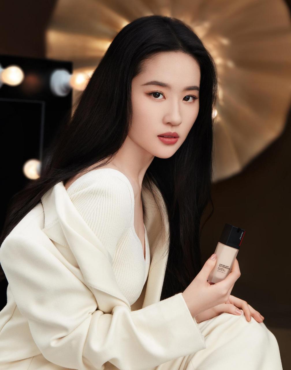 刘亦菲最新画报 知性的亦菲,停驻在华光里