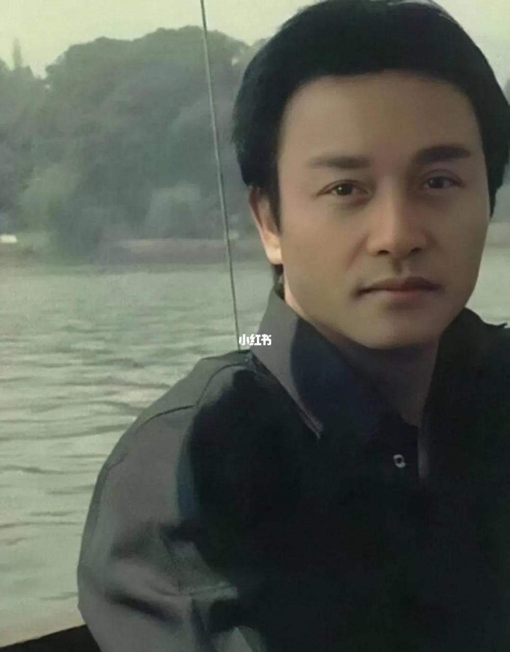 2000年,张国荣在杭州西湖游玩的图片.